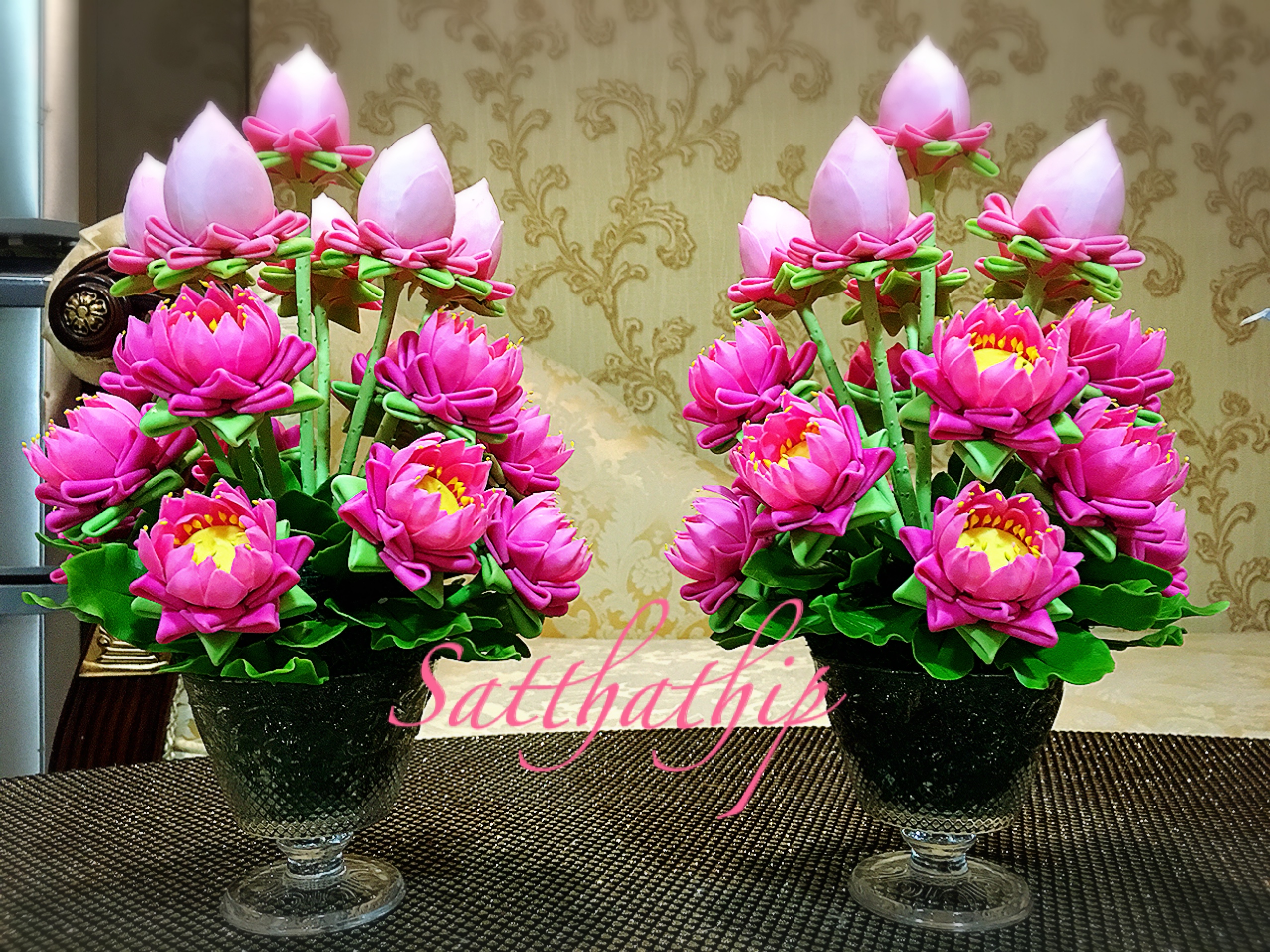 พานดอกบัว - ดอกบัวประดิษฐ์ - แจกันดอกบัวพับ (ข้างละ 18 ดอก) ประดิษฐ์จากดิน - Lotus Flower