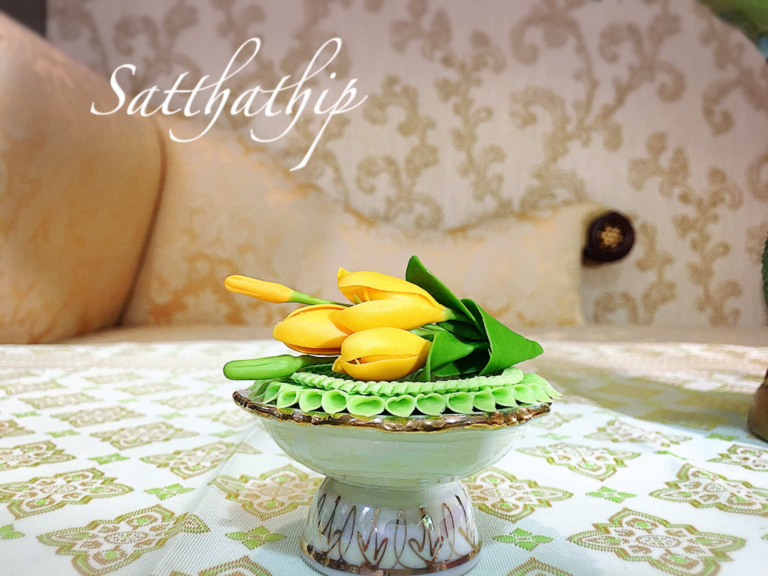 ชุดดอกจำปี/ดอกจำปา บนถาดใบตองประดิษฐ์จากดิน พร้อมพานเซรามิก - White Champaka/Organge Champaka