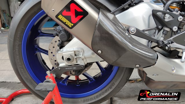 ขายกแสตนด์คาร์บอน Evotech ทรง GP สำหรับ R1 2015+