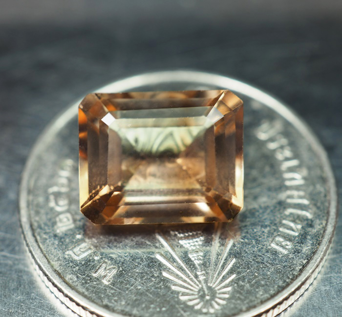 โทปาสสีแชมเปญ (Champagne Topaz) 3.80 กะรัต AAA