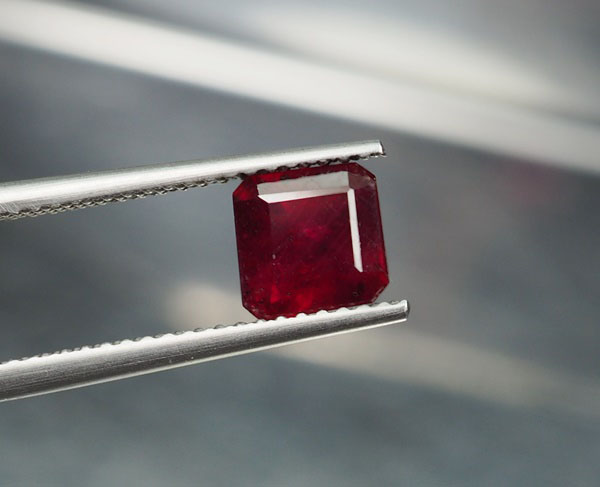 พลอยทับทิม (Ruby) 1.85 กะรัตสีแดงเข้มลดราคา