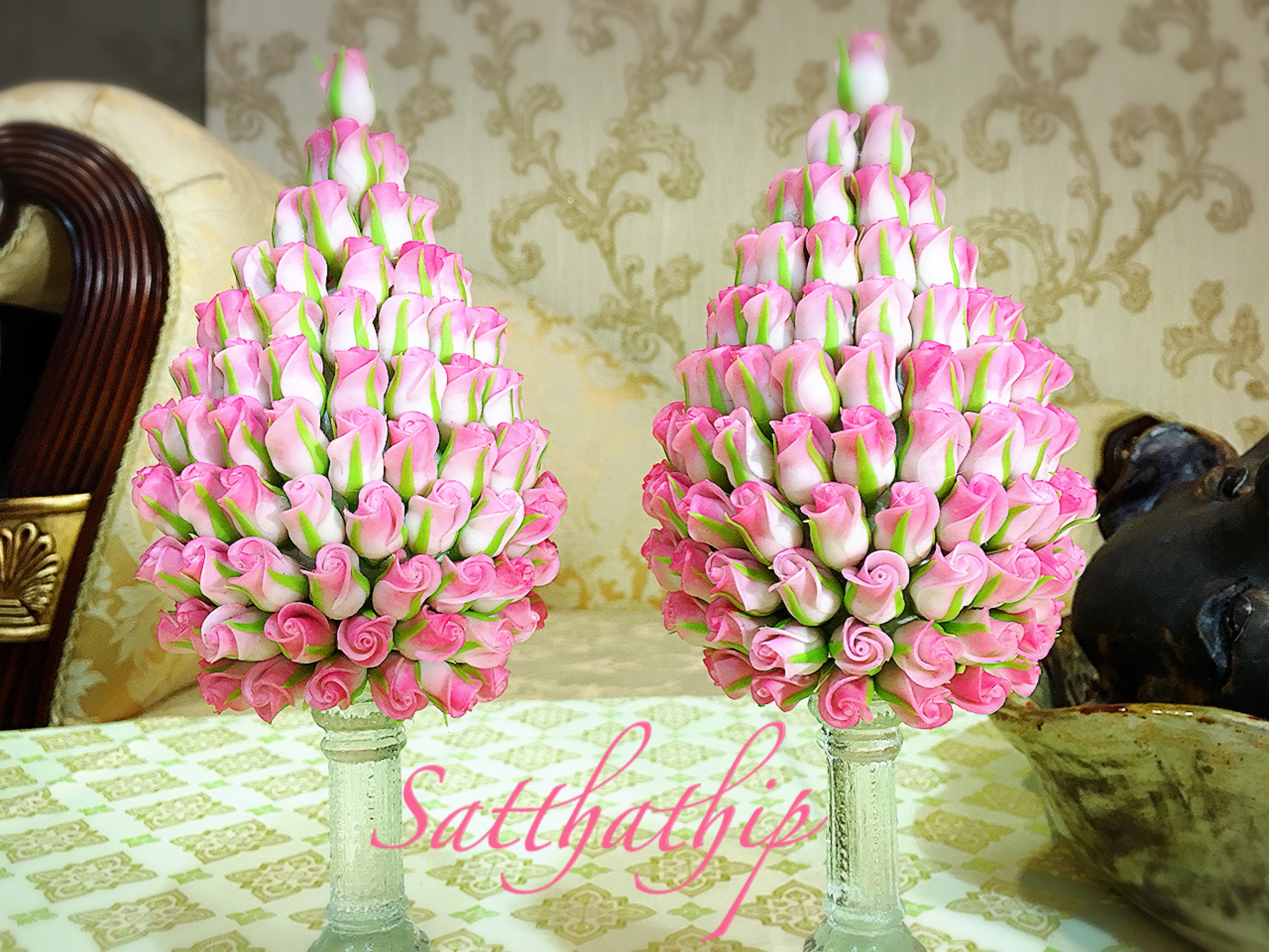 พานพุ่มดอกกุกลาบ (สีขาวอมชมพู) ประดิษฐ์จากดิน - Phan bush