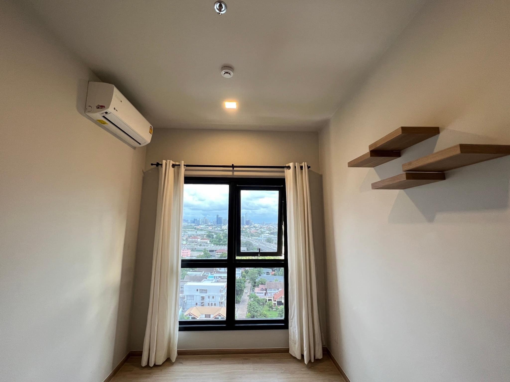 Metris Phatthanakan-Ekkamai