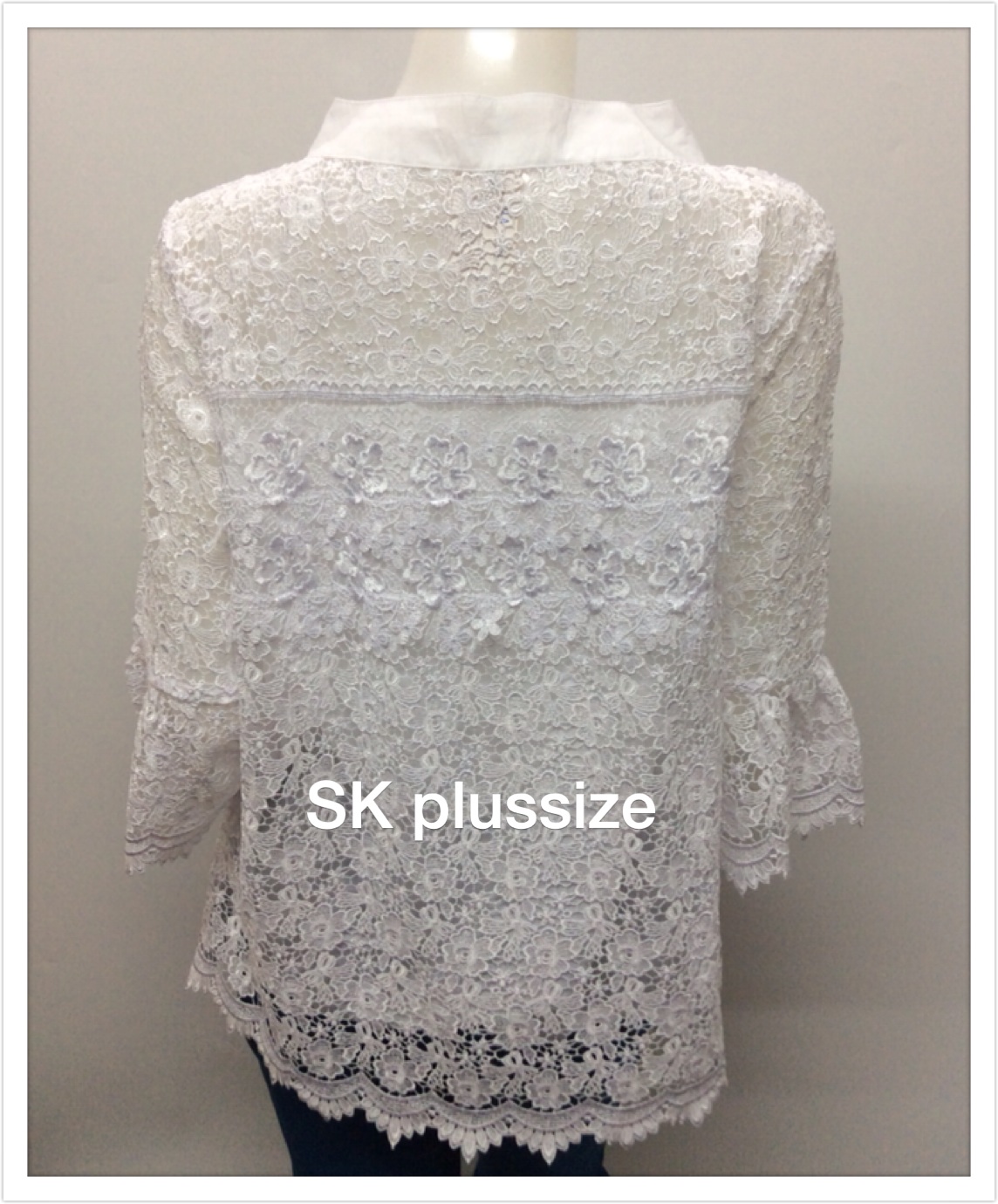 เสื้อลูกไม้ สีขาว คอตั้ง แขนระบาย รอบอก 44 นิ้ว