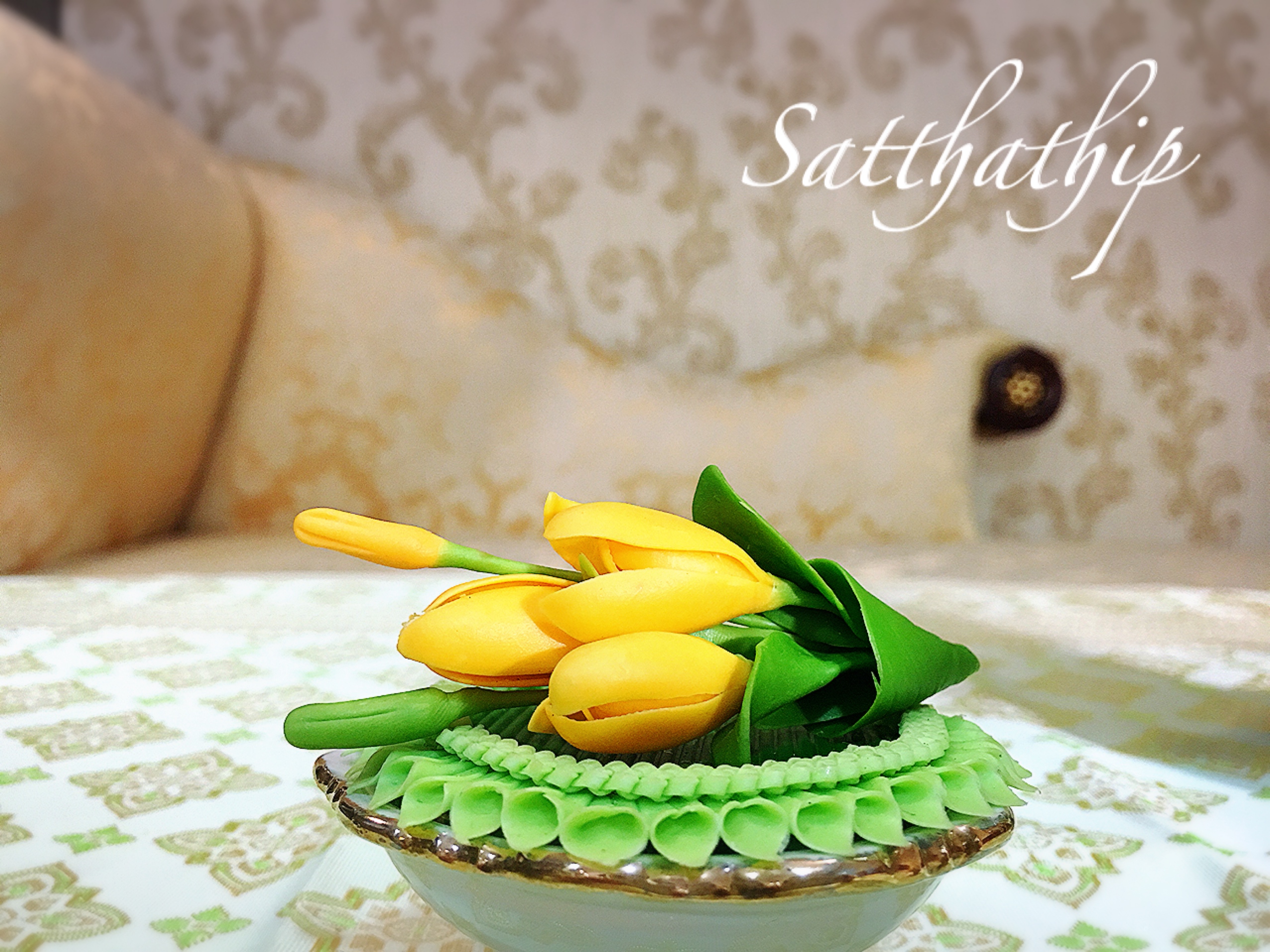 ชุดดอกจำปี/ดอกจำปา บนถาดใบตองประดิษฐ์จากดิน พร้อมพานเซรามิก - White Champaka/Organge Champaka