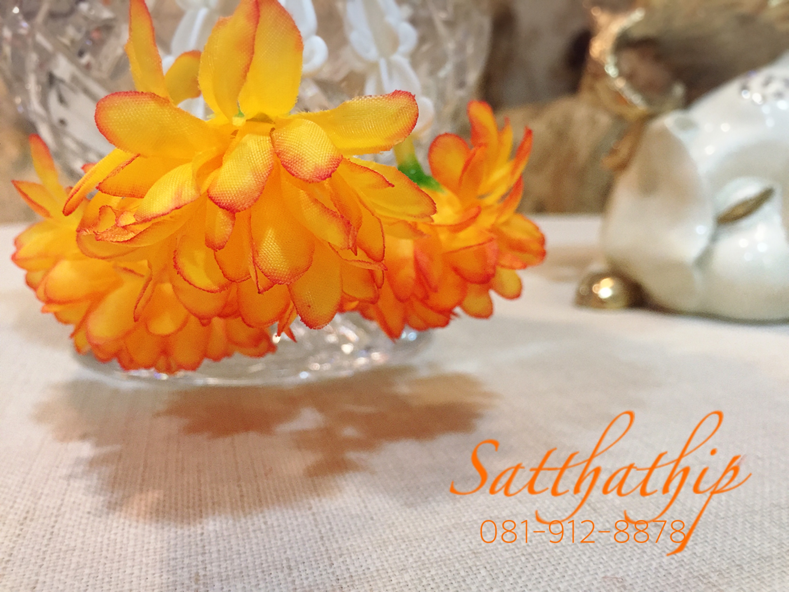 พวงมาลัยผ้า ดอกมัม สีขาว,แสด (สีประจำวันพฤหัสบดี) - พวงมาลัยผ้า ประจำวันพฤหัสบดี - Fabric garland