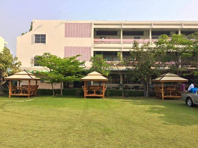 ( รหัส E2-รั้วรอบ ) ศาลา ไม้สัก สีด้าน หลังคาสีน้ำตาล ทรงไทย เสาเหลี่ยมเอียง มีประตูรั้วกั้นรอบเสา / ขนาด 2.40x2.240x3.00 เมตร