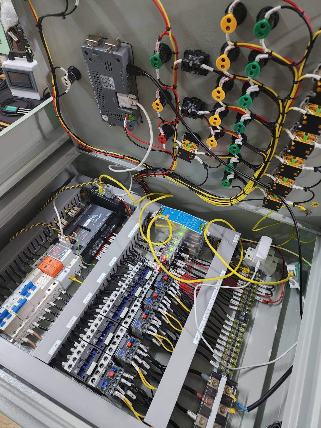 ระบบควบคุมปั๊มอัตโนมัติ โดยสามารถสั่งงานผ่าน IOT และ HMI เกรดอุตสาหกรรม