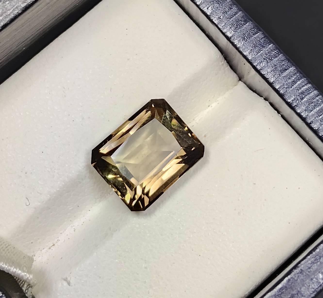 สโมคกี้ควอร์ต (Smoky Quartz) 4.20 กะรัต