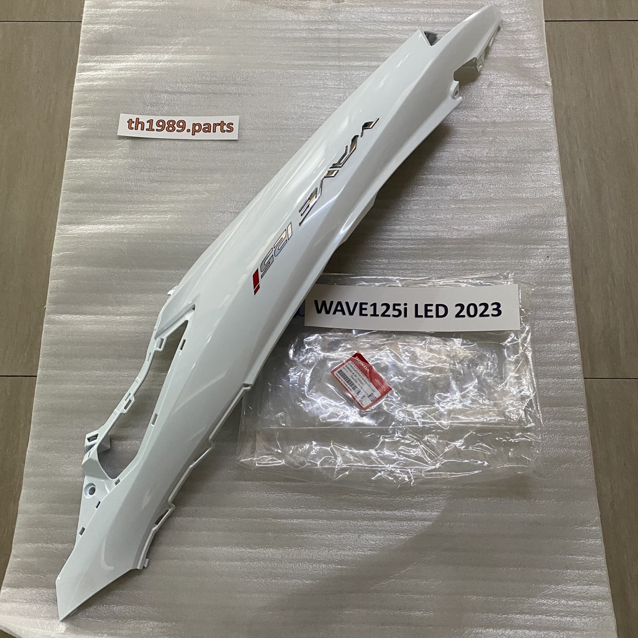 64600-K3F-T00ZC ฝาครอบตัวถังขวาพร้อมสติ๊กเกอร์ WAVE125i LED 2023 อะไหล่แท้ HONDA