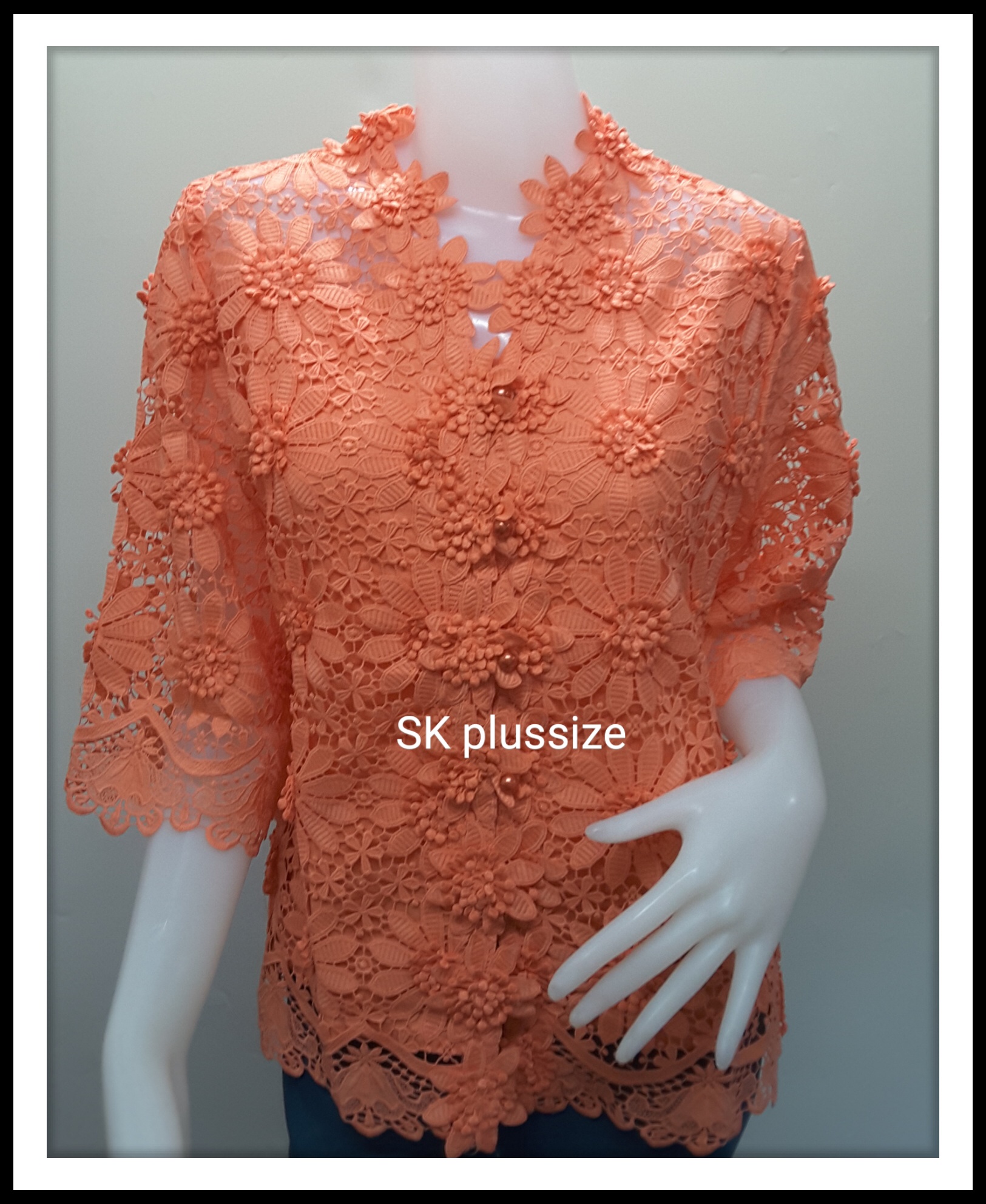 เสื้อลูกไม้ คอวีตั้ง ติดกระดุมหน้า สีส้ม รอบอก 38 นิ้ว