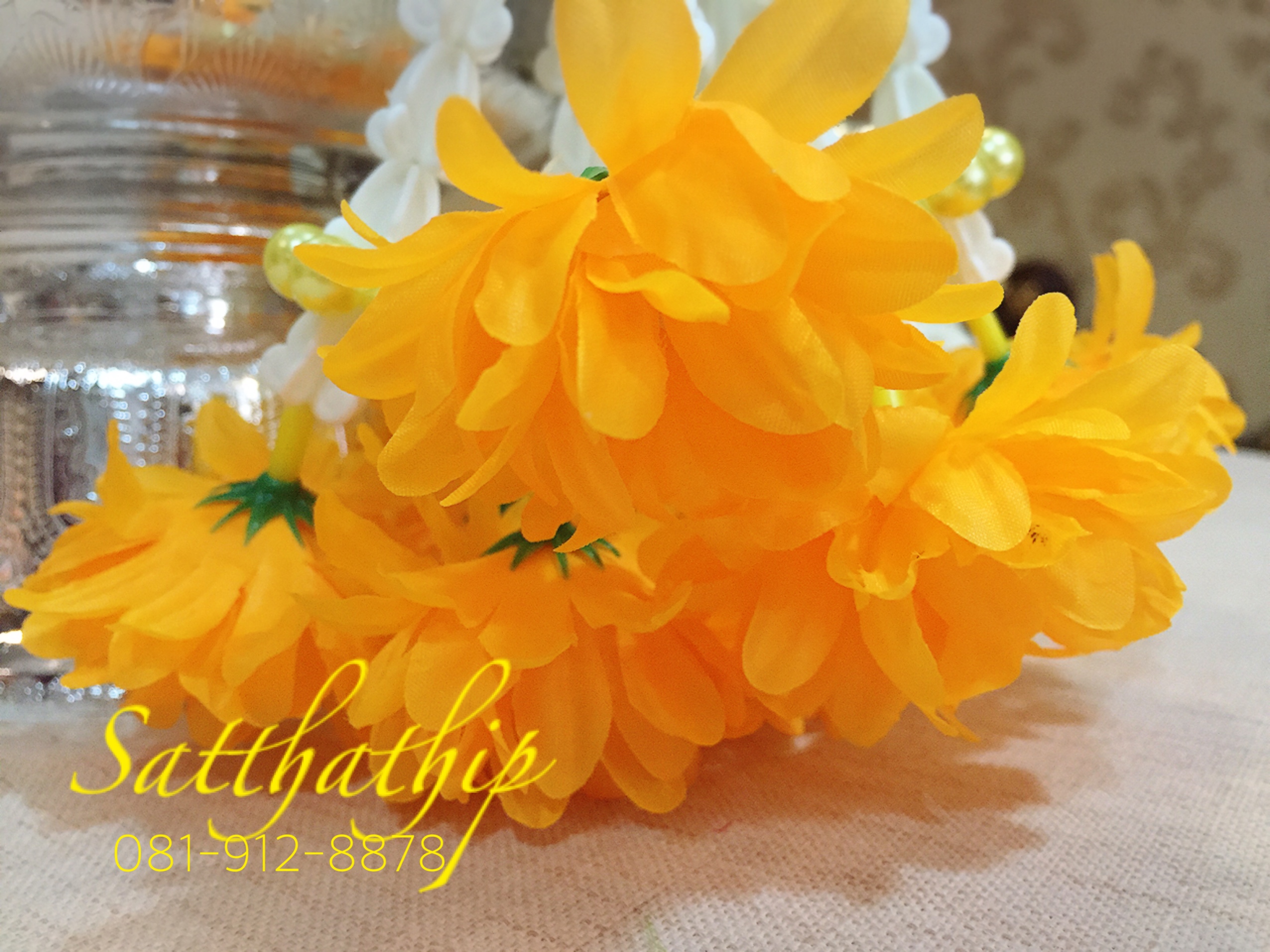 พวงมาลัยผ้า ดอกคาเนชั่น (ร้อยด้วยกลีบ) สีเหลืองส้ม - Fabric garland