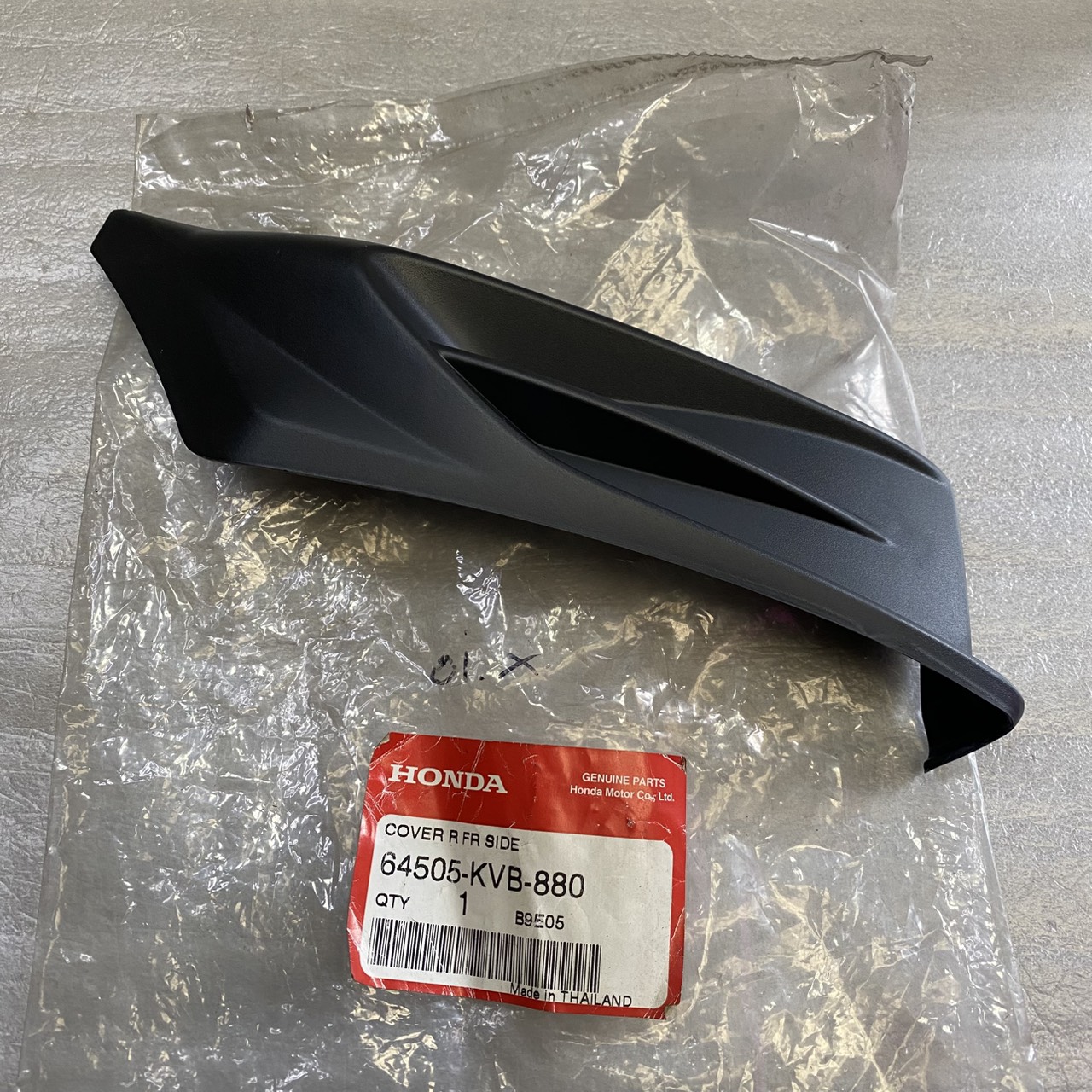 64505-KVB-880 ฝาปิดข้างไฟหน้าขวา CLICK PLAY คาร์บู อะไหล่แท้ HONDA