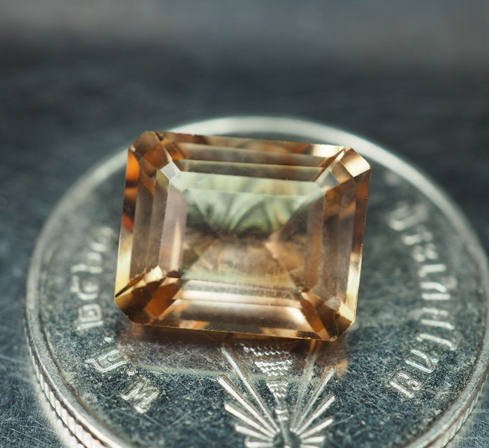โทปาสสีแชมเปญ (Champagne Topaz) 3.80 กะรัต AAA