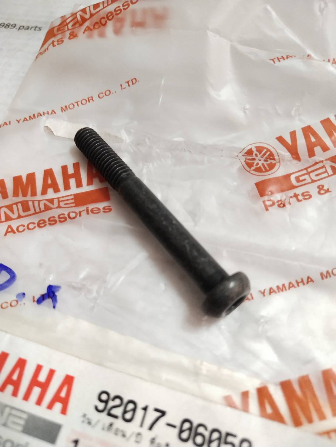 92017-06050 โบ๊ลท์หัวหกเหลี่ยม ติดที่ที่ตะกร้า MIO ตัวเก่า , MIO AMORE , MIO MX อะไหล่แท้ YAMAHA