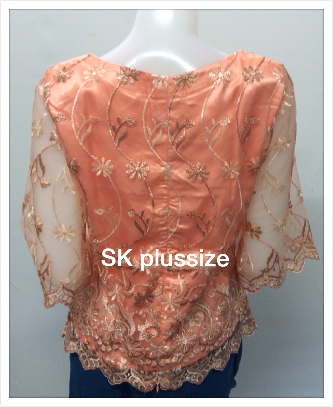 เสื้อลูกไม้บุหงา สีส้ม คอปาด แขน 3 ส่วน รอบอก 36 นิ้ว