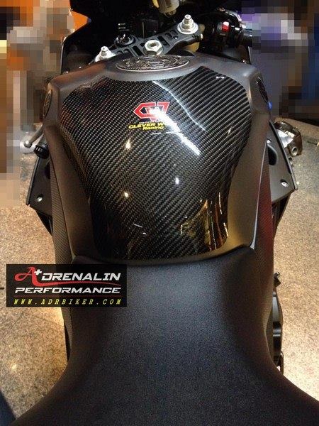 แผงคาร์บอนเคฟล่าห์กันรอยตัวถัง clever wolf สำหรับ R1