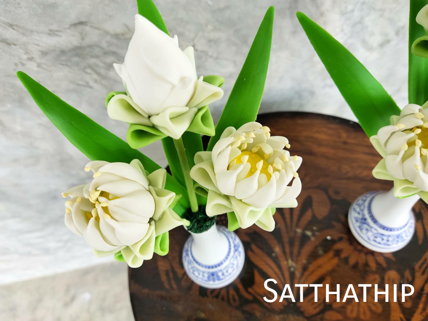 แจกันดอกบัว - ดอกบัวประดิษฐ์ - แจกันดอกบัวพับสีขาว (ข้างละ 3 ดอก) ประดิษฐ์จากดิน - แจกันดอกบัวประดิษฐ์ - Lotus Flower