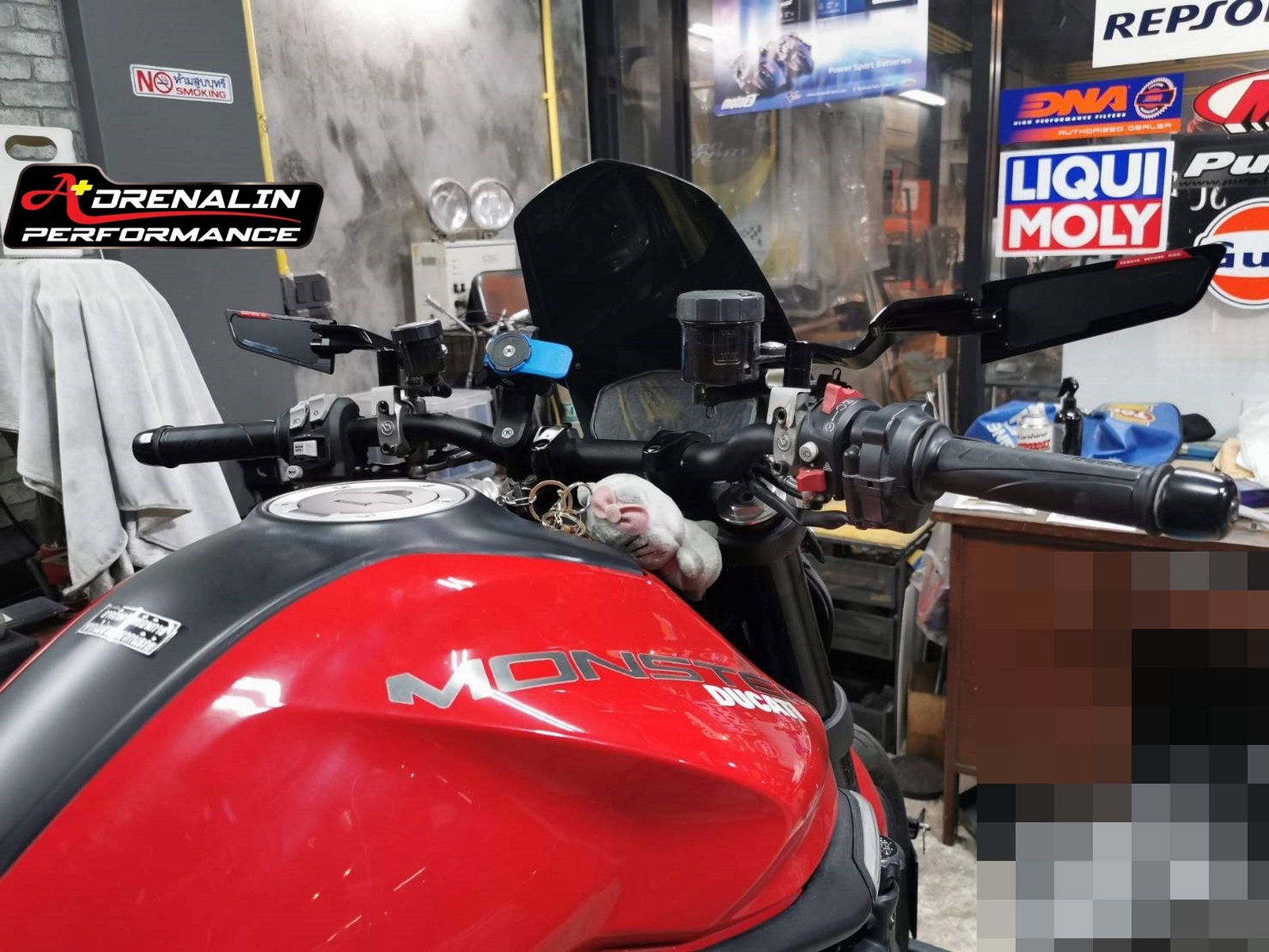 กระจกข้าง Rizoma รุ่น stealth สำหรับ Monster 937 ทำหน้าที่เป็นเหมือนสปอยเลอร์ สร้างแรงกด downforce
