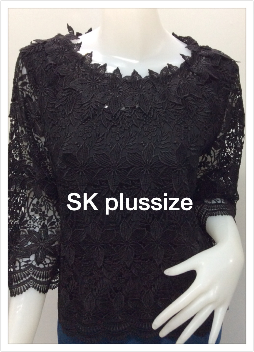 เสื้อลูกไม้ สีดำ คอแต่งช่อดอกไม้ แขน 3 ส่วน รอบอก 40 นิ้ว