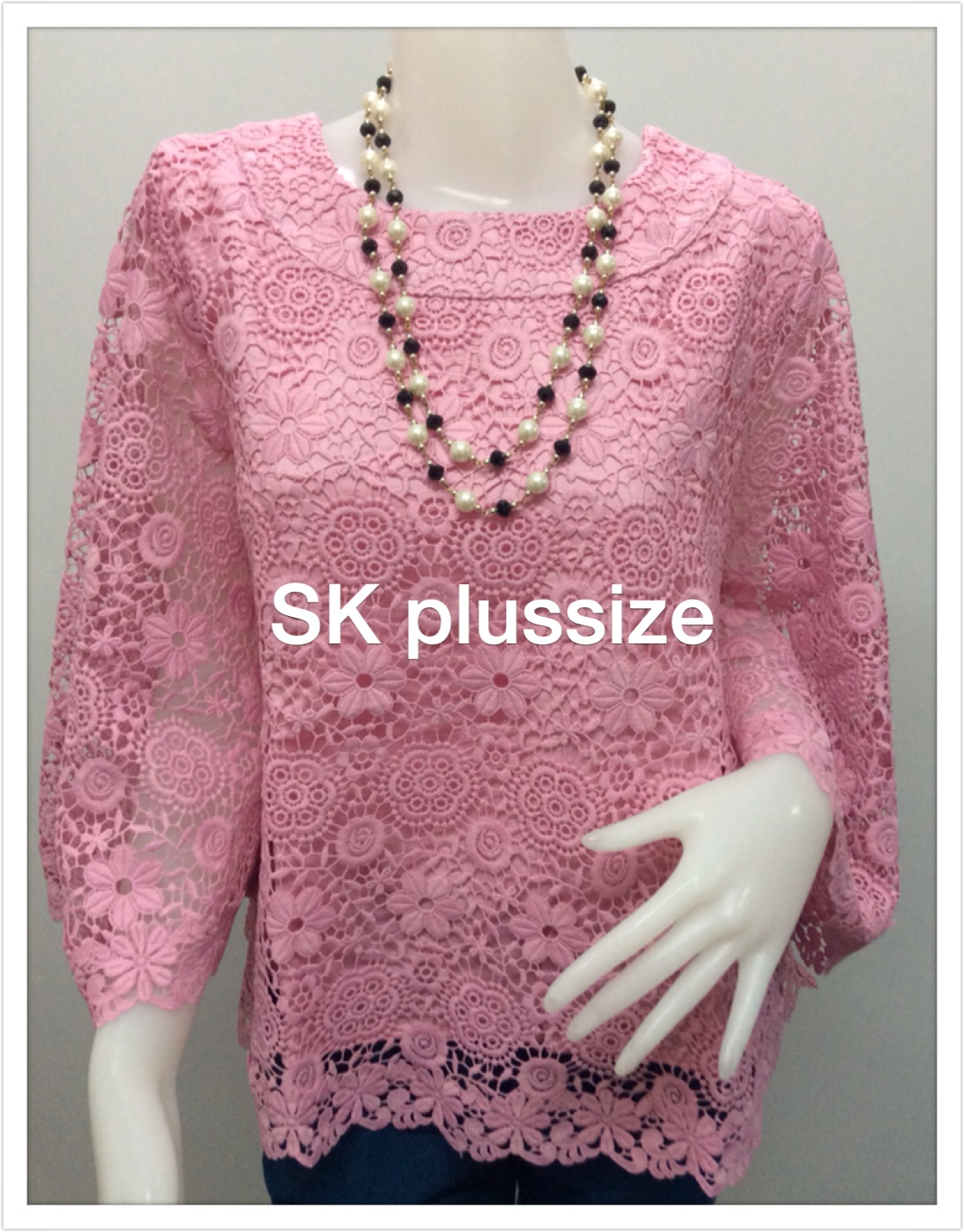 เสื้อลูกไม้ทรงเอ สีชมพู คอปาด แขนบาน รอบอก 38 นิ้ว