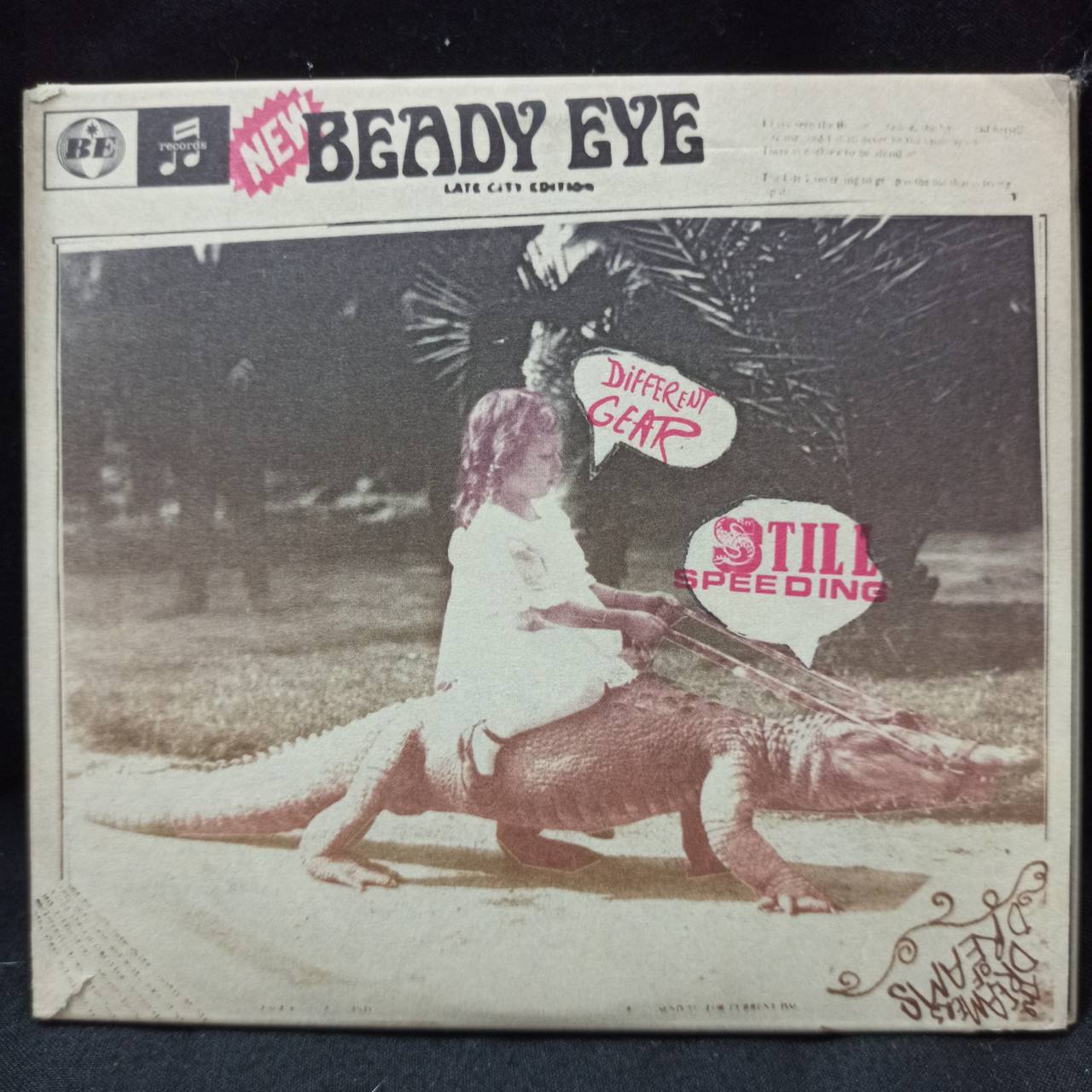 Beady Eye – Different Gear, Still Speeding / ไม่ระบุ / กล่องกระดาษฉีกมุมเล็กน้อย / CD+DVD / แผ่นดี