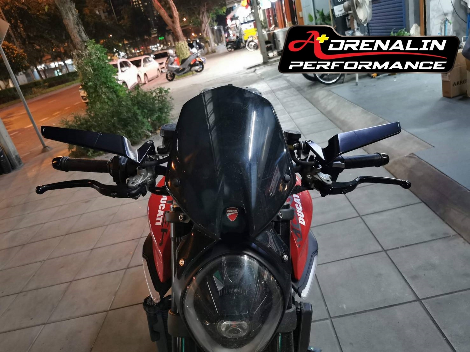 กระจกข้าง Rizoma รุ่น stealth สำหรับ Monster 937 ทำหน้าที่เป็นเหมือนสปอยเลอร์ สร้างแรงกด downforce