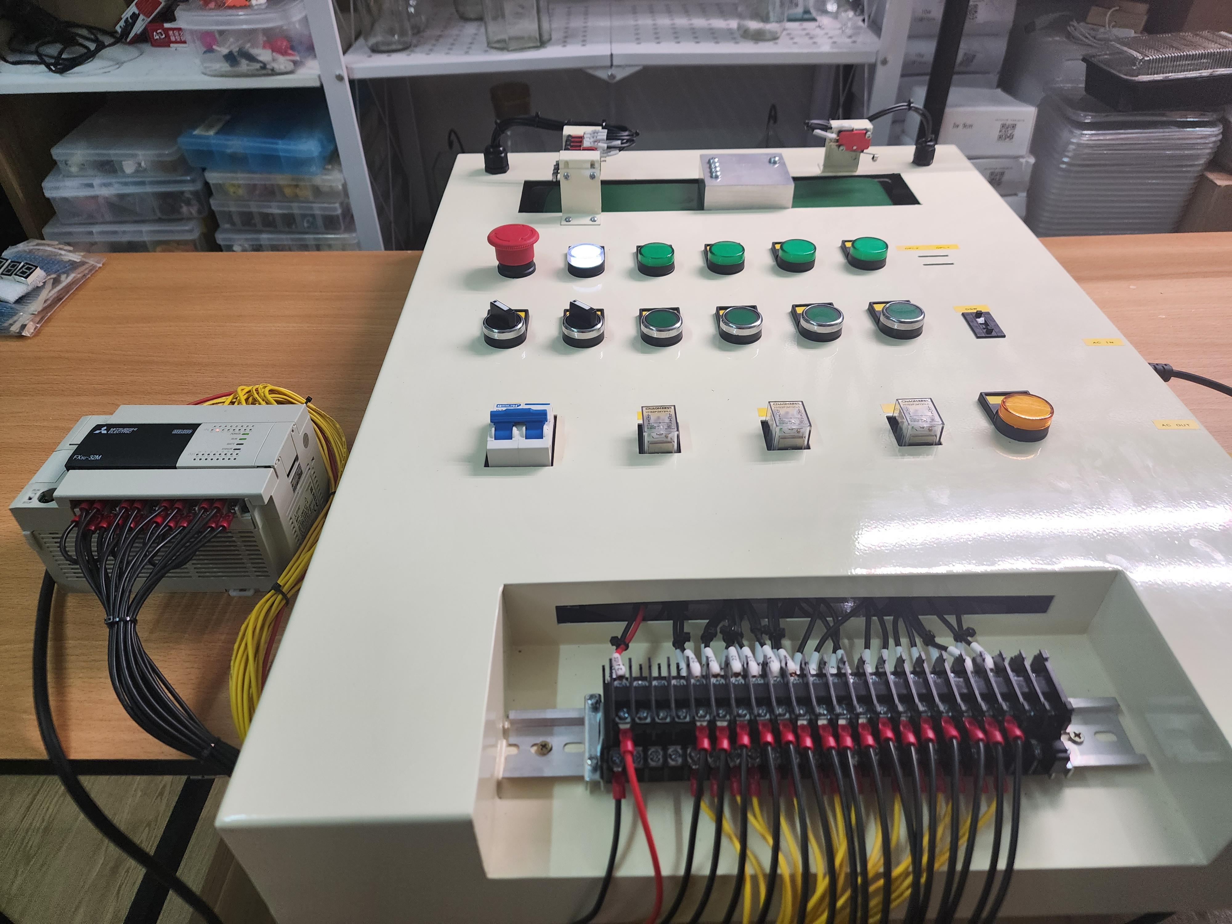 ชุดฝึกอบรม PLC พร้อม ชุด Conveyor สำหรับการจำลองการทำงานเครื่องจักร