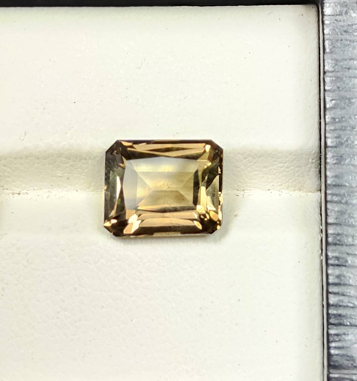 สโมคกี้ควอร์ต (Smoky Quartz) 4.20 กะรัต