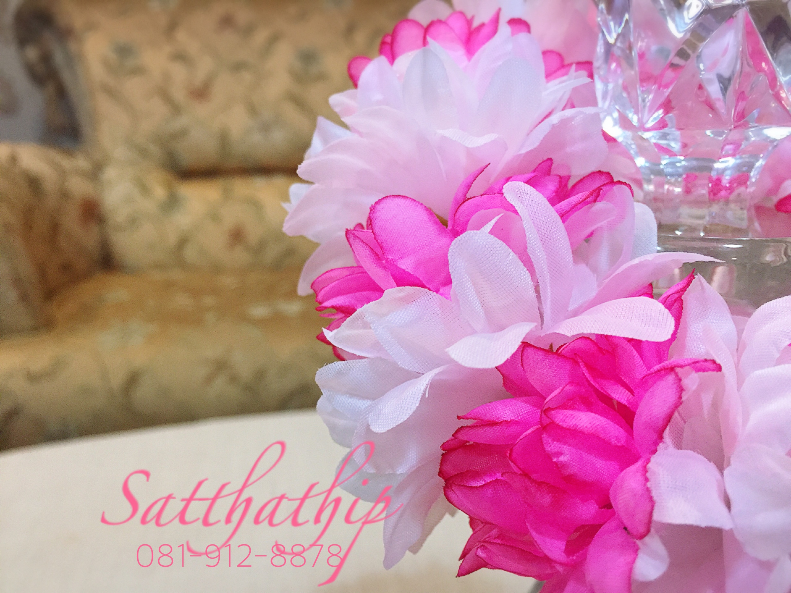 พวงมาลัยผ้า ดอกมัม สีขาว, ชมพู (สีประจำวันอังคาร) - พวงมาลัยผ้า ประจำวันอังคาร - Fabric garland
