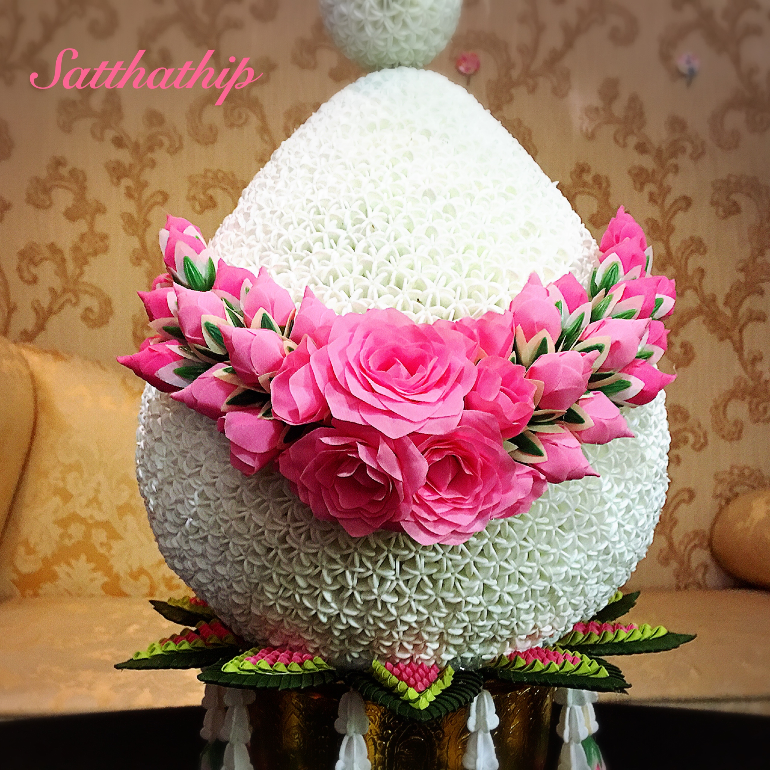 พานพุ่มดอกรัก/พานพุ่มดอกรักประดิษฐ์ (พลาสติก) ประดับช่อเอื้อง และยอดกลีบกุหลาบผ้า - Phan bush