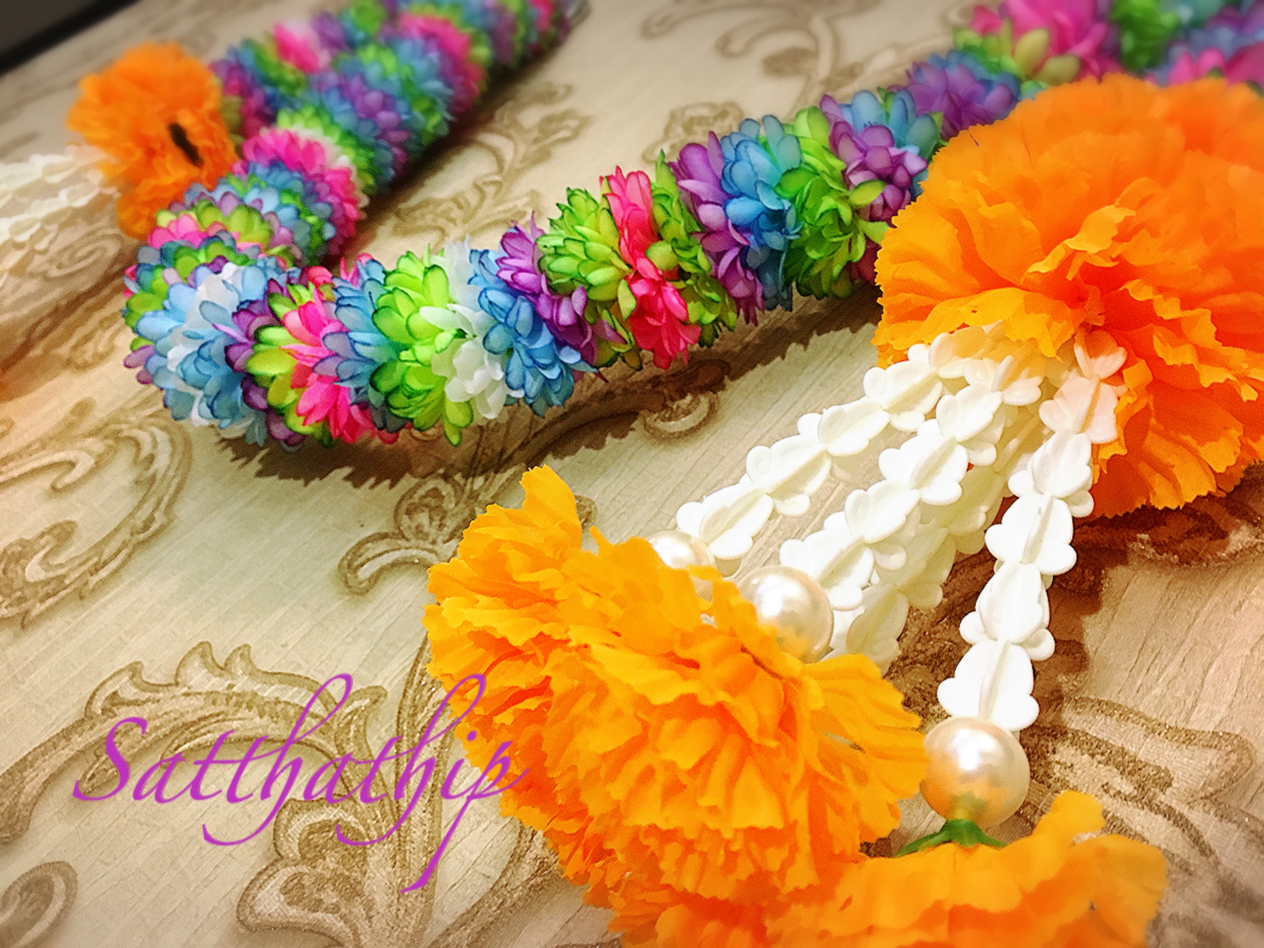 พวงมาลัยผ้า - พวงมาลัยสองชาย - พวงมาลัยดอกมัมประดิษฐ์ - พวงมาลัยถวายศาลพระภูมิ - Fabric garland *ขนาด เส้นผ่าศูนย์กลางดอก 2.5 นิ้ว