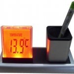 นาฬิกาตั้งโต๊ะพร้อมที่ใส่ปากกา