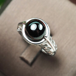 แหวนพลอยดำสปิเนล 2.35 กะรัตแบบเรียบเก๋