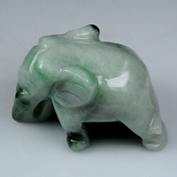 หยกไทยสองสีเขียวกับขาวแกะลายรูปช้าง 152 กะรัต