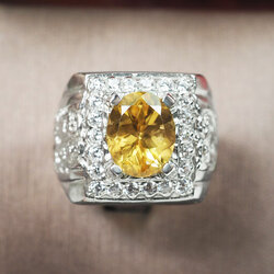 แหวนพลอยซิทริน 2.85 กะรัตล้อมเพชร