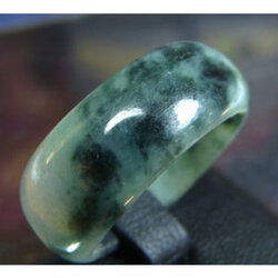 แหวนหยกพม่าสีเขียว 28.55 กะรัตไซด์ 61