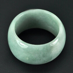 แหวนหยกพม่าสีเขียว 31.05 กะรัตไซด์ 9