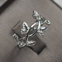 แหวนเงินชุบทองคำขาวดีไซด์กิ่งไม้ประดับเพชร