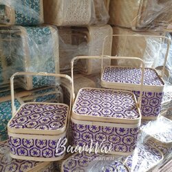 กล่องปิ่นโตไม้ไผ่ ปิ่นโตไม้ไผ่ ลายพิกุล ทรงสี่เหลี่ยม (สีม่วง)