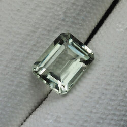 โทปาสพลอยสีเขียวอ่อน 2.35 กะรัต