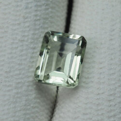 โทปาสพลอยสีเขียวอ่อน (Green Topaz) 2.55 กะรัต