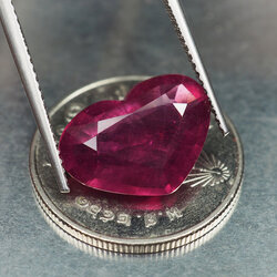 พลอยทับทิม (Ruby) 5.80 กะรัตสีชมพูอมม่วง