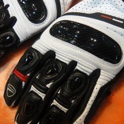 ถุงมือหนังแท้ผสมเนื้อผ้า รุ่น DUCATI DIAVEL\'14 by REV\'IT