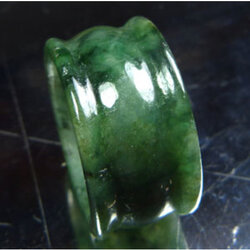 แหวนหยกพม่าสีเขียว 39.55 กะรัตไซด์ 61