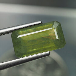 แซฟไฟร์สีเขียว (Sapphire ) 2.40 กะรัต