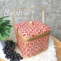 ปิ่นโตไม้ไผ่ ลายพิกุล ทรงเหลี่ยม หูพับ ขนาด 8*8*6 นิ้ว