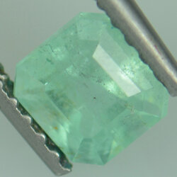 พลอยมรกตดิบ (Emerald) 0.68 กะรัต No oil