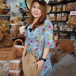 กระเป๋าถัก ทรงกลม สายสะพาย บุผ้าด้านใน