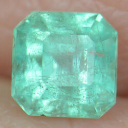 พลอยมรกตดิบ (Emerald) 0.60 กะรัต No oil